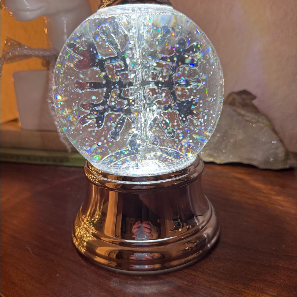 Bath & Body Works Snowflake Globe with stand for 3 wick candle.